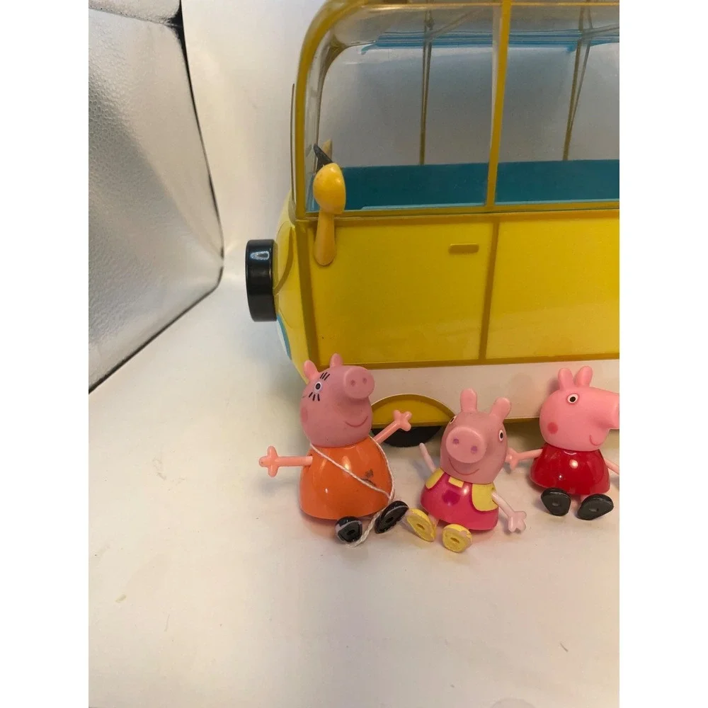 Peppa Pig Yellow Minivan Mini Camper Van Bus & 3 Figure Jazwares